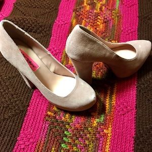 NWOT Betsey Johnson Blush - Tan Sophiaa pumps. 7.5